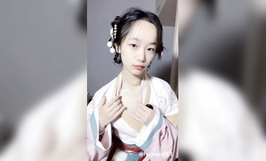 The innocent young lady who showed her face in 2004 [Pepper Seed] is the latest customized in September, various COS nude dances, props Ziwei spraying water, and sex with the financial owner (5)