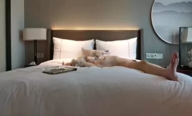 廣西南寧某暑假英語補習班98年周老師邀約吃飯借機下料帶到飯店各種玩弄合集4