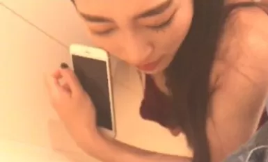 Seorang wanita muda yang cantik dan suaminya makan di restoran dan sengaja tidak memakai seluar dalam untuk memikat suaminya melakukan hubungan seks di tandas restoran, menunjukkan wajahnya dengan sempurna tanpa tera air