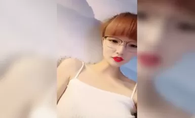 Siaran langsung model muda peringkat ketiga