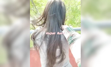 The little bitch who specially made an appointment with the best master "Tangerine Sir-S" said that I was really bad! ! Seeing someone down there, others would hide away. But I immediately moved to a conspicuous place, and at the same time, the frequency and force of my rearward thrusts also increased! !