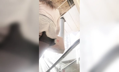 地铁站一路跟踪偷拍不穿内裤的黑丝美女肥美的大鲍鱼清晰可见1