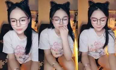 你的邻家妹妹~想不到这么骚~【酒窝小妹】宿舍开播自慰喷水(1)