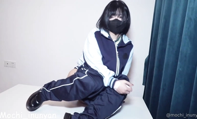 最新10月收费订阅，推特新晋级，极品学生妹福利姬【mochi_inunyan】优美身躯疯狂道具销魂紫薇，高清原版(1)