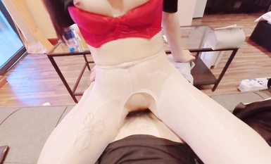 하얗고 부드럽고 달콤한 선배 여신은 "곰과 노는 것을 좋아한다"고 비단 같은 언니는 즐겁게 타고 있습니다. 선생님과 반 친구들의 눈에 보이는 착한 소녀는 은밀하게 섹스하는 것이 너무 편합니다.