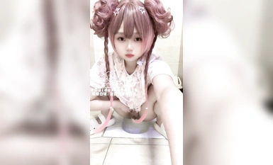 Ang magkaibang maliit na asong babae ay nagpapakita ng kanyang mukha at "pipi" sa labas. Nakalabas at umiihi sa ligaw para sa pagsasanay, ang saya ay tense at kapana-panabik [Part 1] (2)