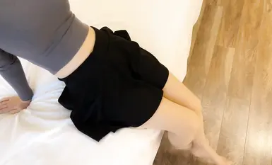 Nakakatukso ang seksing asawang may pinakamagandang pigura, mahahabang binti, magandang paa at malasutla na laman! Ang hindi nasisiyahang kalapating mababa ang lipad ay nanliligaw sa kanyang asawa, na walang lakas at mabubusog lamang sa pamamagitan ng pak