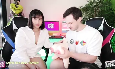 日本のインターネットポルノスター「オボコズ」のトップガールフレンドが、Pステーションの何百万人ものファンに顔を見せ、彼氏のために自分の体を巨乳人形の飛行機のカップと比較するのは、どのような経験ですか?