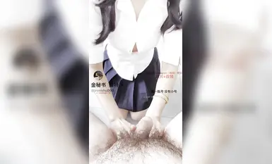 2024年10月，最新福利【边走边尿】推特烧婊子【金秘书+虾米】，极品人妻超市和公园露出，丝袜美腿街头撒尿！ (2)