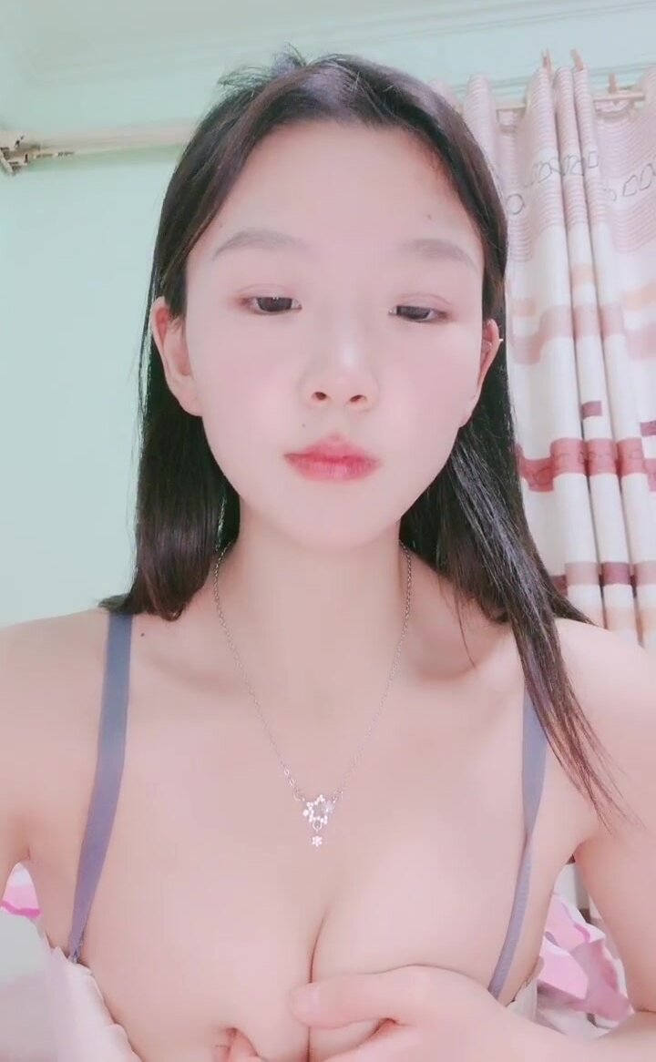 딸기 먹는 걸 좋아해요] 청순하고 하얗고 부드러운 젊은 여성이 자신의 보지 손가락질과 자위 행위를 라이브 스트리밍하고 있으며 손가락을  보지에 삽입하고 정액으로 덮고 있습니다. (5) - AVJB