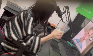 電報群VIP精液盛宴系列！亂倫變態老哥調教母狗堂妹4部，精液酸奶，尿做的加精雪糕，口交顏射 (2)