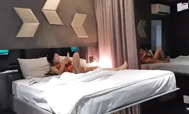 【情侣酒店偷拍】颜值高身材好叫声骚酒店床上干完接着在草逼专用椅上继续输出视觉盛宴(5)