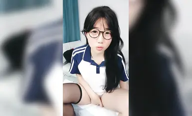 黑丝露脸极品学妹小甜甜的诱惑，肤白貌美揉奶玩逼，跳蛋塞小穴道具抽插，浪叫不止高潮不断，尿尿给狼友看