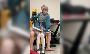 Con zombie nhỏ dễ thương của ông Er đã bị ông bố Đạo giáo đụ mạnh vào ngày Halloween. Con cặc của ông ấy đầy đặn và được bôi trơn, âm hộ ẩm ướt và ấm áp của ông ấy được đụ một cách tuyệt vời từ phía sau.