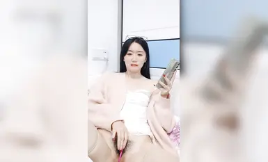 白丝露脸文静的小少妇在家一个人发骚，跟狼友互动撩骚，逼里塞着跳蛋震动自慰，特写给狼友展示，酸爽诱人