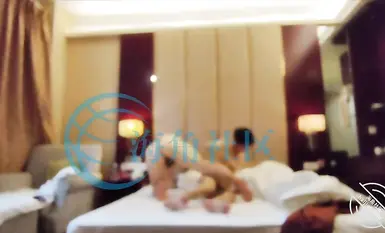 【12月新品福利】原創海角大神【干媽變成了情人】干媽過生日，第一次用手伸進她的陰道