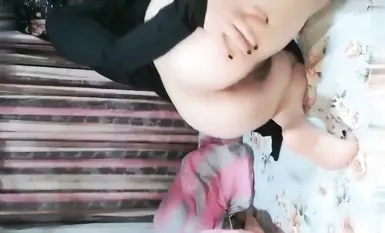 フィットネスインストラクターの女性は、大きな目、美貌、大きな自然な胸と大きなお尻を持った完璧な体型をしており、大学に後ろからマンコを舐められます。