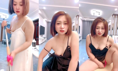 The temptation of a young mature woman, showing her face in sexy pajamas throughout the whole process, interacting with the wolf friend to tease and listen to the instructions, using a vibrator and masturbating props, and making herself orgasm and squirting continuously, which is really exciting