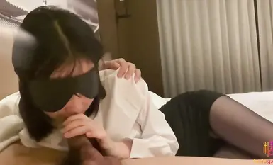 Ang itim na medyas ng Tang Bohu OL ay nakabukas sa iba't ibang posisyon, nagbabago ng mga posisyon at naglalagay ng mga butas