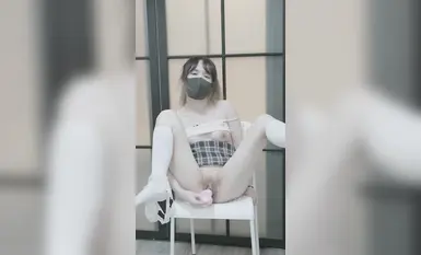 흰색 실크 스타킹을 신은 소녀는 수탉 장난감을 처음으로 경험했고 폭발적인 오르가즘을 느꼈습니다.