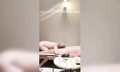 2024年最新【狙心Dom】，爆操小母狗系列之，一字马母狗小久，酒店阳台旁后入，白嫩胴体被打的通红，好浪贱货(3)