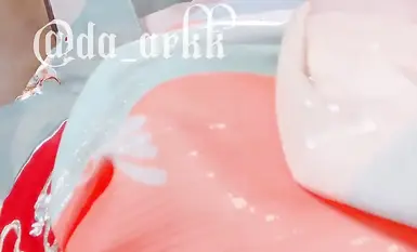 とても柔らかくて純粋で美しい小さな妖精 【うっかり潮吹きしてしまった】小さなアソコは敏感すぎて、擦っただけで大量の水が吹き出してしまいました パパの大きなチンポで小さな雌犬のアソコをいっぱいにしたいです (1)