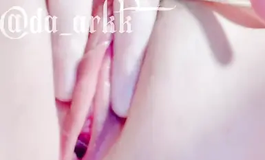 とても柔らかくて純粋で美しい小さな妖精 【うっかり潮吹きしてしまった】小さなアソコは敏感すぎて、擦っただけで大量の水が吹き出してしまいました パパの大きなチンポで小さな雌犬のアソコをいっぱいにしたいです (1)