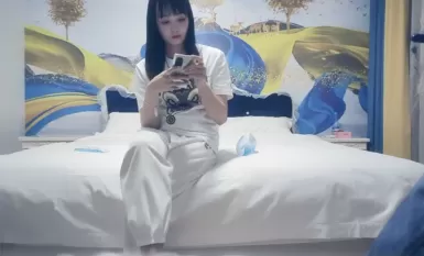 小姑娘年纪轻轻奶子就有点下垂了