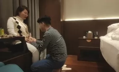 【中國人不騙中國人】，知性美人妻，屁股大得很，精神小夥尋覓確實的母愛