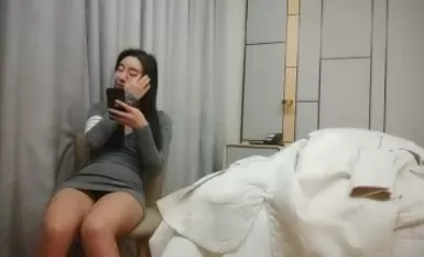 戰神小利深夜無套操小騷貨，鏡頭前深喉穿高跟鞋扣穴