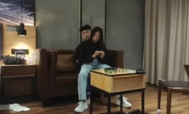 Saudara Jia Qian membuat temu janji dalam talian dengan seorang gadis pinggiran berkaki panjang yang terkemuka Dia duduk di atas badannya dengan pelbagai seluar dalam dan menggosok lubangnya.