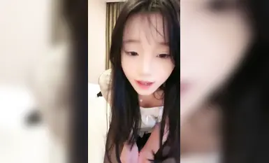 【白領也瘋狂】姐姐帶兩個小妹妹在酒店直播大秀！互玩互舔_3