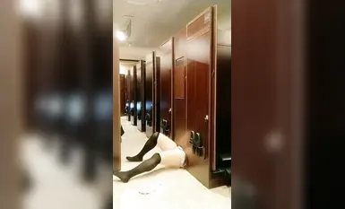 及膝袜和裤子被脱掉，露出下半身