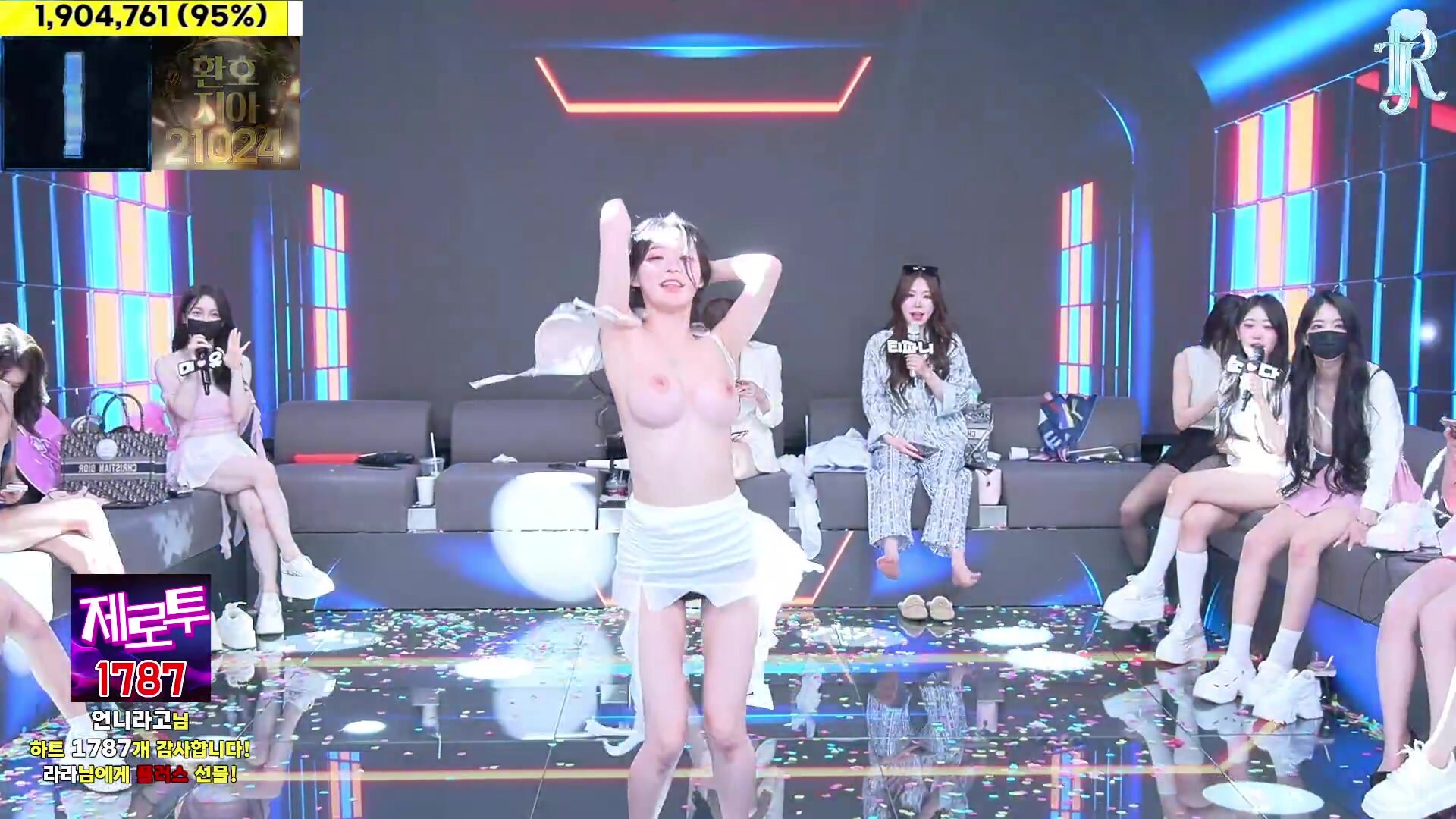 BJ 스트립티즈 그룹 진리프 시즌4 1화의 압도적인 분위기를 담은 모습이에요