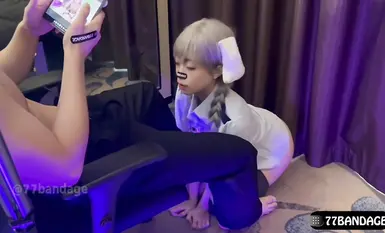 Ang pinakamahusay na batang babae na may isang contrasting hitsura "Band-Aid Sticker" Ang gutom na maliit na asong babae ay kinuha ang inisyatiba upang sipsipin ang titi at nagmamakaawa para sa pakikipagtalik, mas nasasabik siya