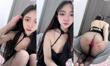 长腿嫩足颜值小母狗，连体黑丝透视装，嫩足展示淫语挑逗，跪地自慰各种道具深插骚穴(16)