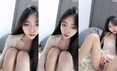 ขาสวยเรียวยาว เท้านุ่มนิ่ม สาวน้อยน่ารัก ชุดซีทรูผ้าไหมสีดำชิ้นเดียว เท้านุ่มนิ่มโชว์คำหยาบคาย คุกเข่าช่วยตัวเองด้วยอุปกรณ์ต่างๆ ลึกเข้าไปในช่องคลอด (3)