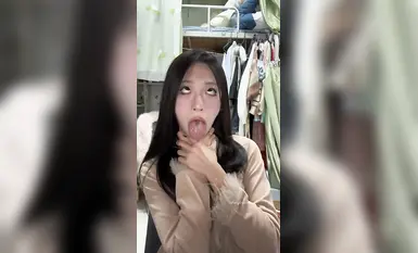 阿黑颜母狗合集，白眼吐舌高潮脸，舌头十分灵活，这小弟弟被裹住该有多爽！ (3)