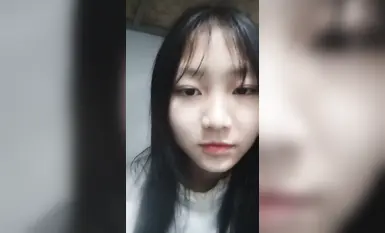 Seorang pelajar perempuan berwajah tulen menyiarkan secara langsung rancangan di asramanya, dan dia kelihatan comel (3)