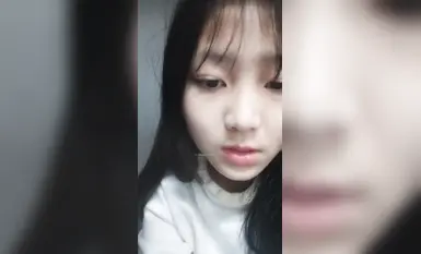 Seorang pelajar perempuan berwajah tulen menyiarkan secara langsung rancangan di asramanya, dan dia kelihatan comel (3)