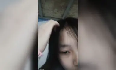 Seorang pelajar perempuan berwajah tulen menyiarkan secara langsung rancangan di asramanya, dan dia kelihatan comel (3)