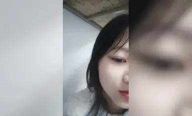 Seorang pelajar perempuan berwajah tulen menyiarkan secara langsung rancangan di asramanya, dan dia kelihatan comel (3)