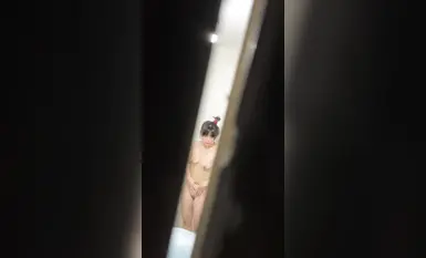 健身完畢的妹子沖澡