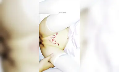 『一隻小嚶嚶(是桃桃呀)』超頂白虎美穴待插淫水橫流 碩大肉棒刺入撐滿內射