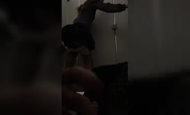 專操極品嫩妹大神『dogking』約炮05女高嫩妹，輕輕一操就哼哼唧唧的，一使勁兒感覺就操破了一樣