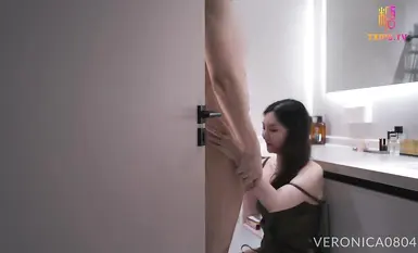 High-value sister [Veronica0804 Kitten] Slutty female director and assistant passionately enter the bathroom_deep throat blowjob swallowing sperm