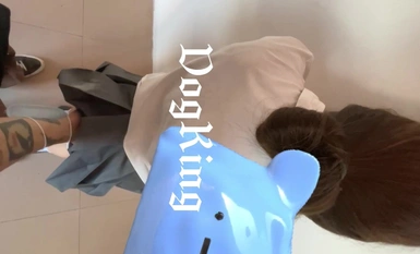 Tuan yang pakar dalam meniduri gadis-gadis muda yang terbaik, "mengajak", mengait dengan seorang gadis yang memberontak dengan menindik lidah. Badan muda itu ketat dan berisi, dan punggung kecil gadis itu dicengkam oleh rambut dan ditumbuk seper