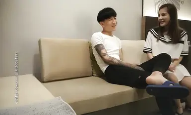 Cô gái yoga giỏi nhất, giỏi chơi hơn cả đàn ông, mặt đỏ, dáng người quỷ quyệt, có tất đen gợi cảm và sex trên ghế sofa quyến rũ