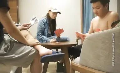 Mahilig din siyang maglaro ng ganito, at pagkatapos ay inaanyayahan ang kanyang mga kababayan na maglaro ng mga baraha at pagkatapos ay makipagtalik, makipagtalik sa bibig, magdila, manliligaw at sumakay sa kama.