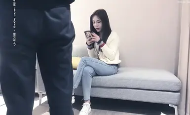 고상한 주변 여자, 매우 요염한 주변 여자, 소파에서 옷까지 남성적인 크리트와 약속을 잡으세요.